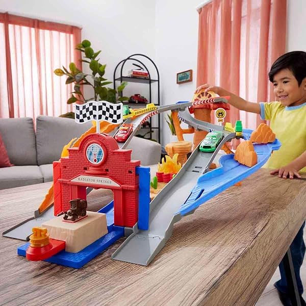 Circuito Cars Radiador Springs con Rayo McQueen y Chick Hicks Mattel - Imagen 3